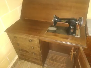 Máquina de coser Alfa con mueble