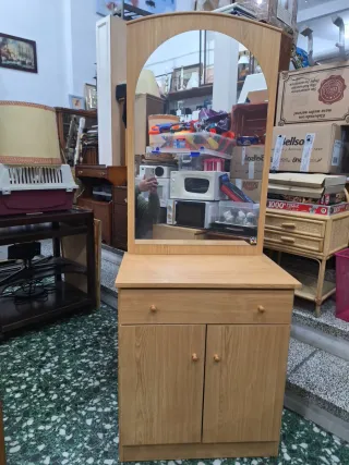 Tocador de madera con espejo