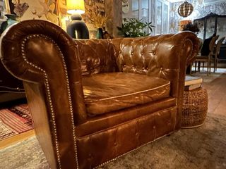 Poltrona Chesterfield in pelle marrone caramelo