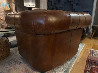 Poltrona Chesterfield in pelle marrone caramelo