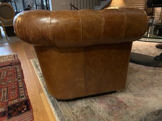 Poltrona Chesterfield in pelle marrone caramelo