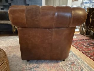 Poltrona Chesterfield in pelle marrone caramelo