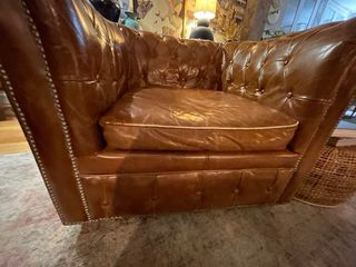 Poltrona Chesterfield in pelle marrone caramelo