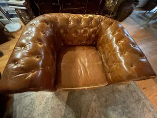 Poltrona Chesterfield in pelle marrone caramelo