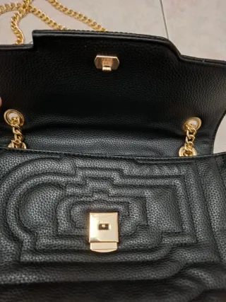 Borsa Gaëlle Paris nera con tracolla oro