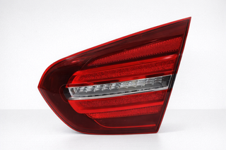 Piloto izquierdo interior portón Mercedes GLA X156