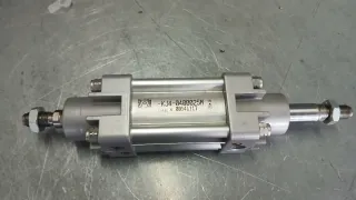 Cilindro stelo passante