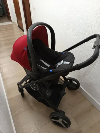 Cochecito de bebé rojo