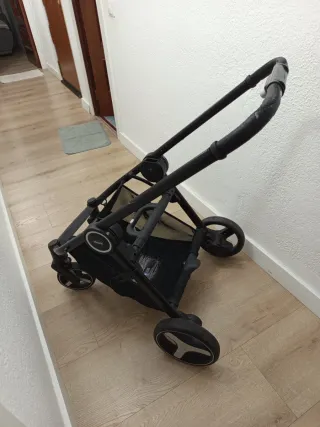 Cochecito de bebé rojo