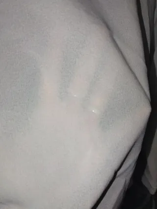 Blusa blanca con cuello azul