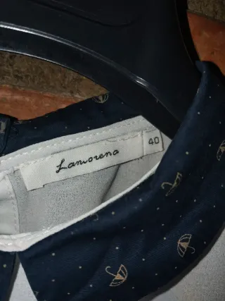 Blusa blanca con cuello azul