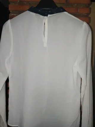 Blusa blanca con cuello azul