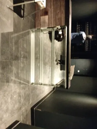 Estantería de cristal y metal