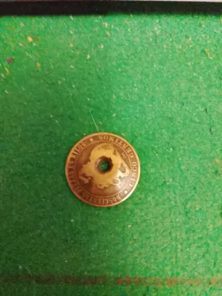 Moneda antigua con agujero