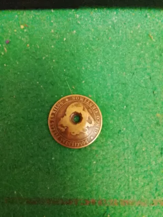 Moneda antigua con agujero