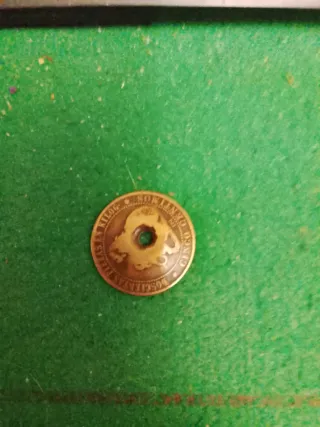 Moneda antigua con agujero