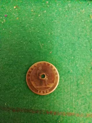 Moneda antigua con agujero