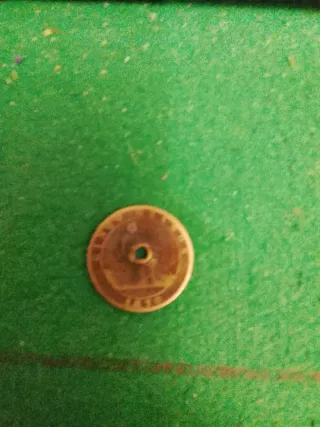 Moneda antigua con agujero