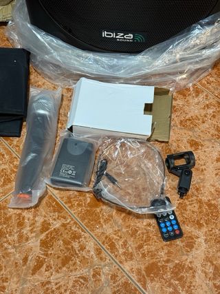 Altavoz Ibiza Sound Portátil con Micrófono