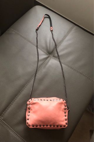 Borsa a tracolla con borchie