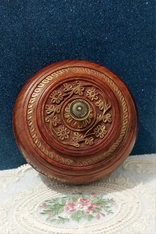 Caja de madera tallada con detalles dorados