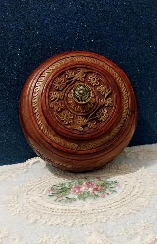 Caja de madera tallada con detalles dorados