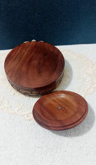 Caja de madera tallada con detalles dorados