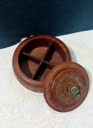 Caja de madera tallada con detalles dorados