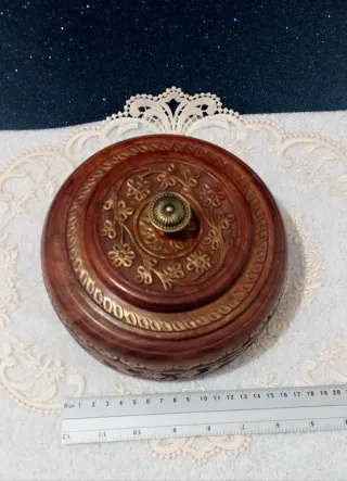 Caja de madera tallada con detalles dorados