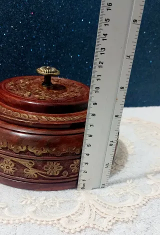 Caja de madera tallada con detalles dorados