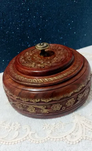 Caja de madera tallada con detalles dorados