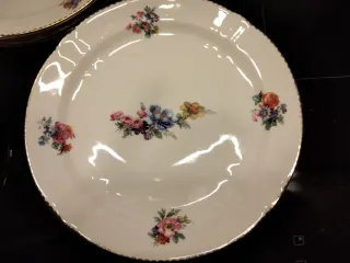 Platos de porcelana antiguos con borde dorado
