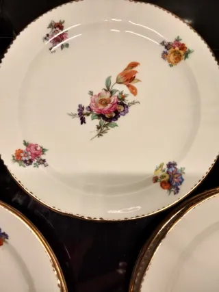 Platos de porcelana antiguos con borde dorado