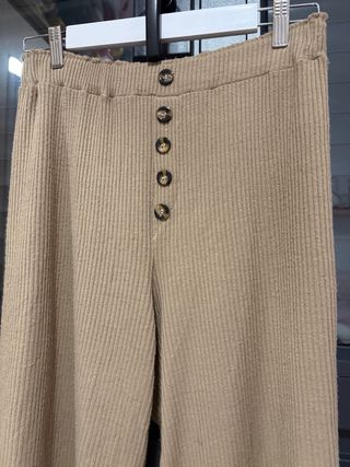 Pantalones anchos canalé botones