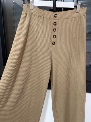 Pantalones anchos canalé botones