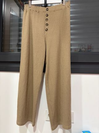 Pantalones anchos canalé botones