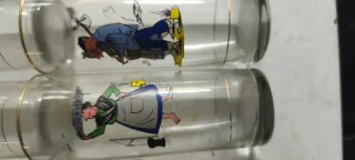 Vasos dorados con dibujos vascos