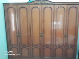 Armario de madera marrón