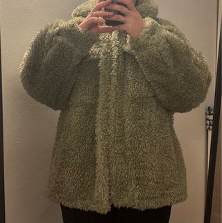 Abrigo borrego verde oliva Stradivarius