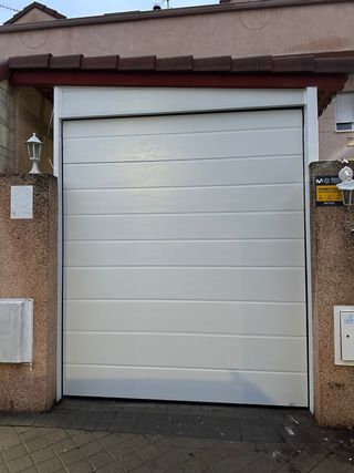 Puertas de garaje automáticas Puertas seccionales.