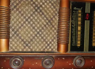 Radio De Madera Antigua.