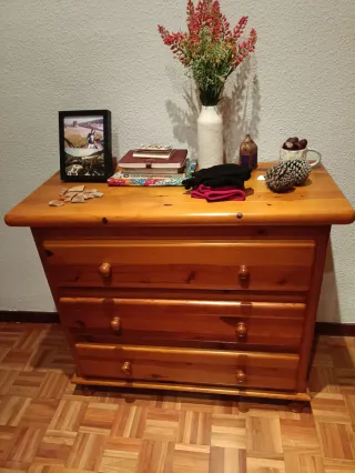 Cómoda de madera con 3 cajones