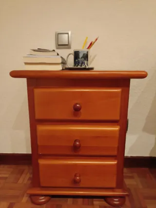 2 Mesitas de noche de madera