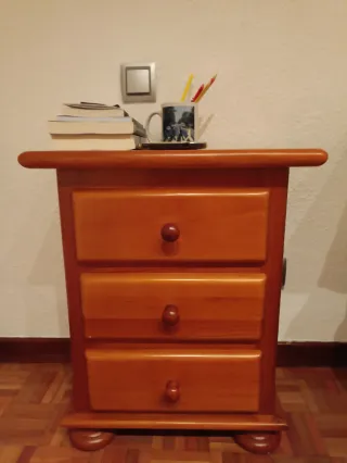 2 Mesitas de noche de madera