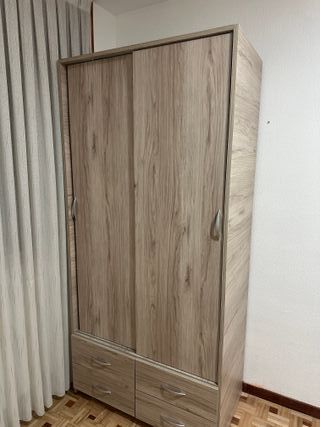 Armario de madera con puertas correderas