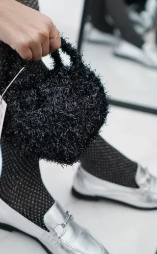 Bolso de mano forma corazon negro plateado Zara