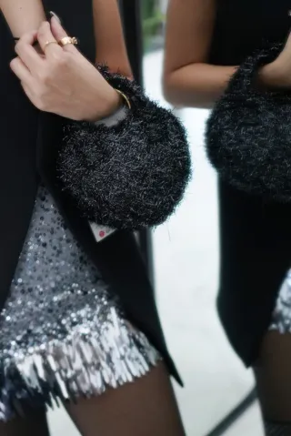 Bolso de mano forma corazon negro plateado Zara