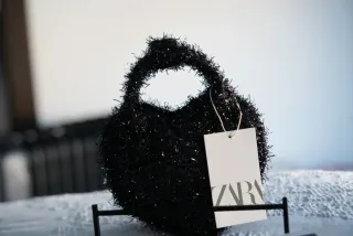 Bolso de mano forma corazon negro plateado Zara