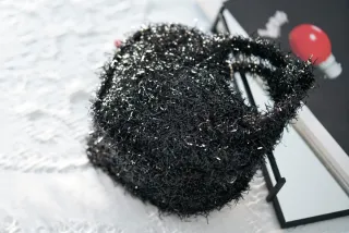 Bolso de mano forma corazon negro plateado Zara