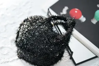 Bolso de mano forma corazon negro plateado Zara